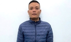 Tạm giữ đối tượng khống chế, trèo vào nhà vệ sinh cướp điện thoại của bạn gái