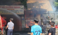  Cháy quán nhậu ở TP.Đồng Xoài giữa trưa, nghi do đốt rác