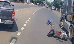 Sau va chạm giao thông, tài xế xe đầu kéo hoảng loạn vái lạy nạn nhân