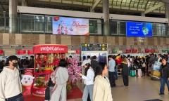 Sân bay Nội Bài và Cần Thơ đông nghẹt hành khách ngày mùng 4 Tết