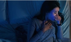 Bỗng bị kéo chăn lúc nửa đêm, cô gái giật mình phát hiện cảnh kinh hãi bên cạnh