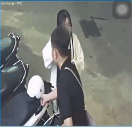 Video: Thanh niên đi SH thản nhiên 