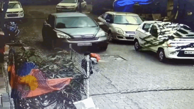 Clip: Bé trai sống sót kỳ diệu sau khi bị ô tô cán