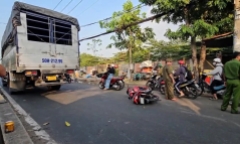 Tin tức tai nạn giao thông mới nhất ngày 7/2: 2 xe tải tự lật chắn ngang đường
