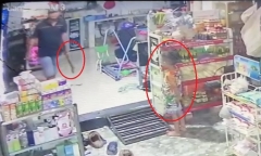 Clip: Bé trai thất thần nhìn bố bị hai kẻ côn đồ cầm hung khí xông vào nhà đánh đập