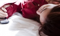 Những thứ nên và không nên đặt dưới gối