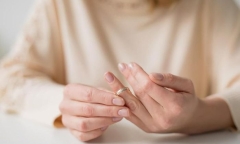Ép vợ xăm dòng chữ 