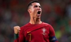 Ronaldo đi vào lịch sử trong ngày trở về châu Âu