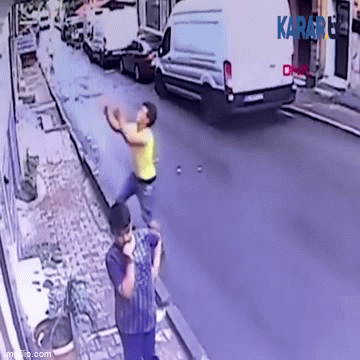 Video: Chàng trai 17 tuổi tay không đỡ bé gái rơi từ cửa sổ tầng 2 xuống