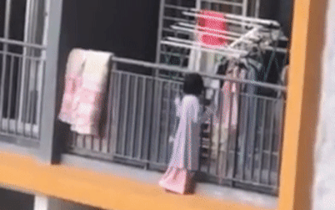 Clip: Bé gái vắt vẻo ngoài ban công tầng 18 khiến tất cả mọi người 