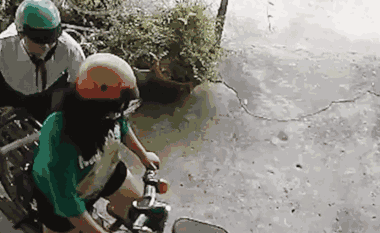 Ngỡ ngàng: Chị gái được cha mẹ giao đưa em đến trường và cái kết 