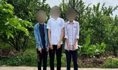 Bắt 4 thiếu niên chặn đường cướp xe máy trong đêm ở Hà Nội