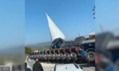 Clip: Cánh quạt điện gió bất ngờ đổ sập, khiến xe tải bị kéo theo lật ngang ngay trên đường