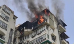 Clip: Hiện trường vụ hỏa hoạn kinh hoàng, 3 bố con lao từ tầng 9 xuống đất tử vong thương tâm ở Ấn Độ