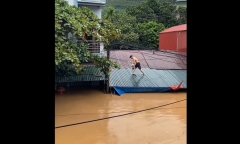 Xúc động cảnh người đàn ông tháo vách, vượt nước lũ đưa thực phẩm cho hàng xóm