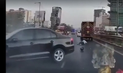 Clip: Ô tô bất ngờ xoay ngang, hất xe máy và hai người đàn ông văng ra đường