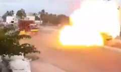 Clip: Bình gas bất ngờ “nổ như bom”, một công nhân bị thương