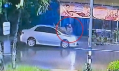 Clip: Bắt quả tang chồng dan díu với gái lạ, vợ lao thẳng lên nắp capo đánh ghen