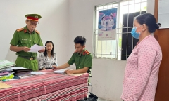 Bắt giữ người phụ nữ dùng cuốc đánh vào mặt hàng xóm vì cho rằng bị 