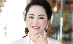 Giữa ồn ào sao kê kiện tụng, bà Phương Hằng tặng 20.000 hộp găng tay y tế cho tuyến đầu chống dịch