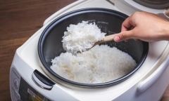  Vì sao khi nấu xong vẫn không nên mở nắp nồi cơm điện?