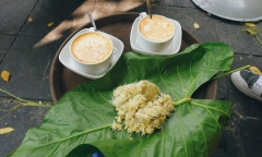 Thưởng thức gói xôi cốm Hà Nội