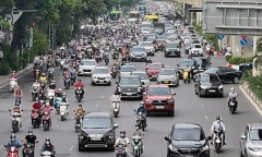 Hiện trường vụ hàng trăm lưới thép rơi từ xe đầu kéo, trúng đôi nam nữ đi xe máy