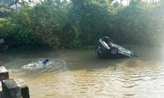 Ông ngoại lái ô tô chở cháu 30 tháng tuổi rơi xuống sông, thoát chết thần kỳ