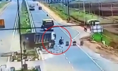 Clip: Xe tải mất lái băng qua giải phân cách, cán trúng người đi xe máy