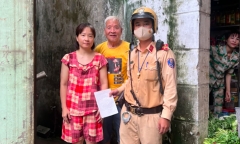 Cụ ông đi lạc được CSGT Hà Nội đưa về nhà an toàn