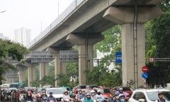 Đường phố Hà Nội đông đúc, ùn tắc trở lại sau nghỉ lễ 30/4 - 1/5