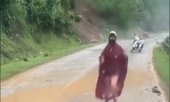Video: Cô gái vứt xe máy, tháo chạy khỏi điểm sạt lở ở Sơn La