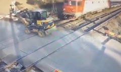 Clip: Kinh hoàng tàu hỏa húc văng xe đào đất mắc kẹt trên đường ray xuống ruộng