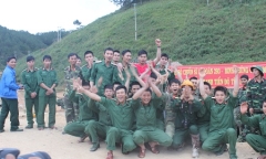 Chủ tịch nước tặng quà lực lượng cứu hộ sập hầm thủy điện