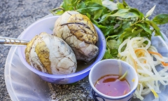 Ai không nên ăn trứng vịt lộn? 