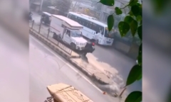 Clip: Tông xe máy vào dải phân cách, nam thanh niên 