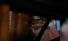 Xác minh vụ người đàn ông đi xe máy chặn đầu xe taxi, đập phá ở TP.HCM