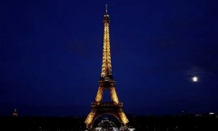 Cháy tại tháp Eiffel trước thềm Giáng sinh, khoảng 1.200 người phải sơ tán
