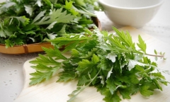 Treo túi lá ngải cứu ở đầu giường có tác dụng gì?