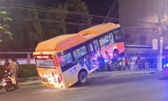 Clip: Xe buýt bất ngờ 