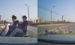 Clip: Sang đường liều lĩnh, 2 nam sinh đi xe điện bị ô tô tông hất văng ra xa 