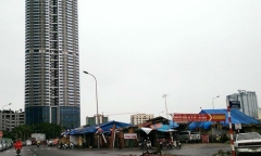 Hàng quán cạnh tòa nhà Keangnam đổ sập sau khi bão số 14 đi qua