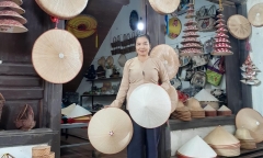 Điêu luyện nghệ thuật chế tác ẩn giấu trong chiếc nón Làng Chuông
