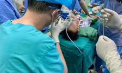 Tin tức đời sống ngày 25/4: Bé trai viêm phổi kéo dài do vỏ hạt hướng dương rơi vào khí quản