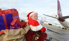 Độc đáo ông già Noel “cưỡi” máy bay phát quà 