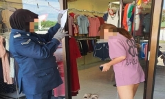 Người phụ nữ Malaysia bị phạt tiền vì mặc theo mốt áo phông giấu quần