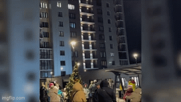  “Ông già Noel” tuột tay khi đang biểu diển, rơi từ tầng 24 tử vong ngay trước mặt khán giả