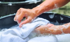 Không lo quần áo bốc mùi hôi khó chịu khi trời mưa nhờ 7 mẹo cực đơn giản