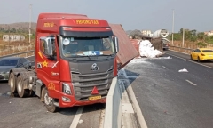 Hiện trường vụ 2 thùng container trên xe đầu kéo văng xuống cao tốc Phan Thiết - Dầu Giây