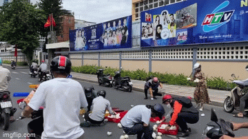 Shipper làm rơi hàng trăm chiếc bánh bao, người dân xúm vào dọn dẹp chỉ trong 30 giây 